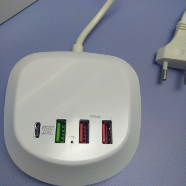 Универсальное сетевое зарядное устройство Port Charger 4в1 40W / Хаб 3 USB, 1 Type-C
